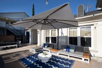 Resident outdoor dining lounge
